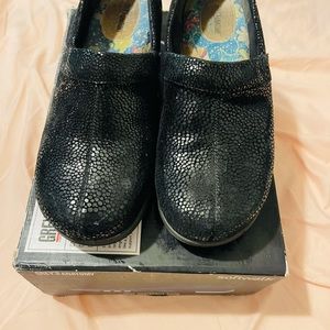 Grey’s Anatomy oil & slip resistant Meredith softwalk clogs